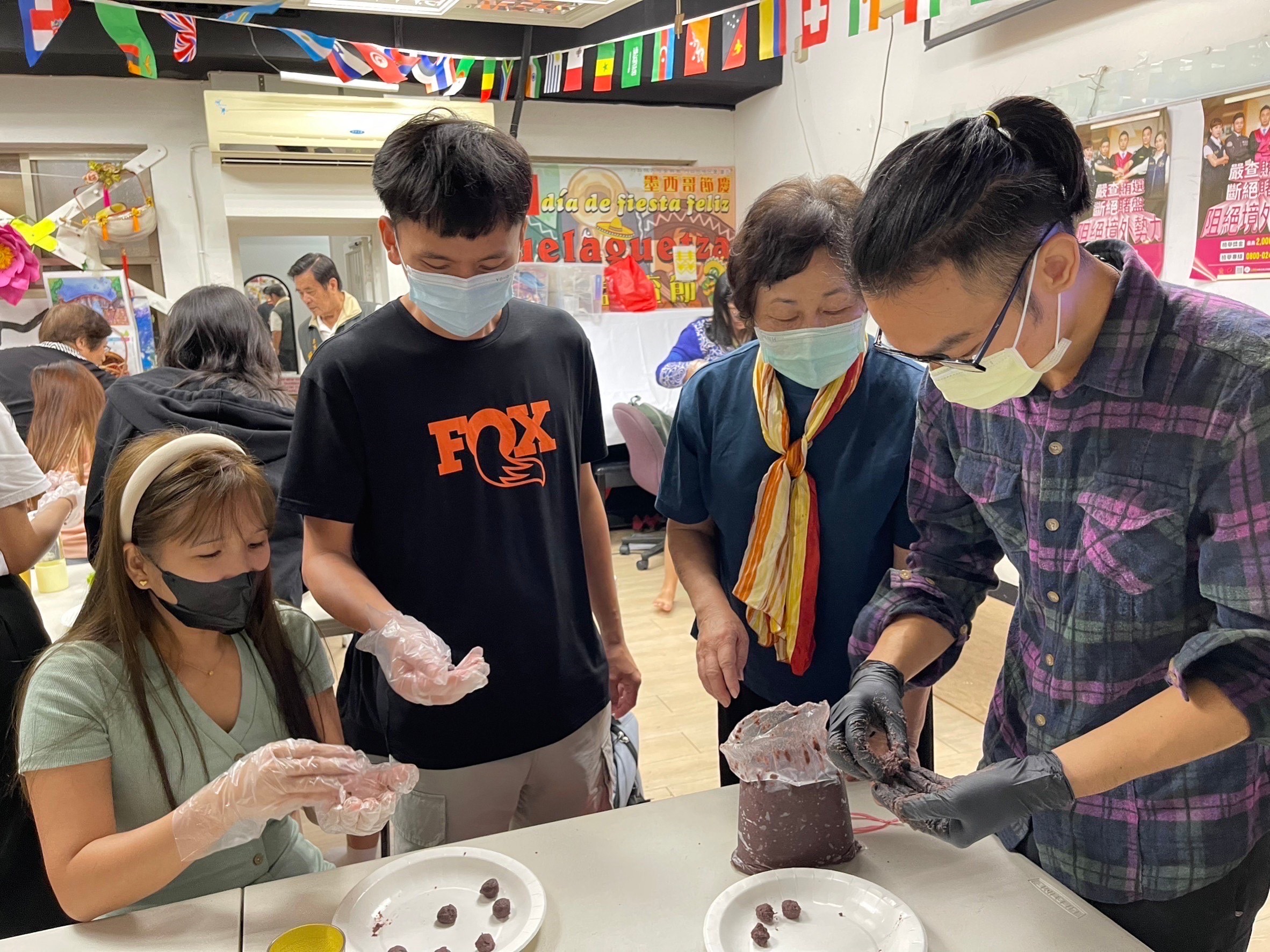 陳真真老師(右二)指導參與民眾製作涼西丸。（圖/移民署嘉義市服務站提供）