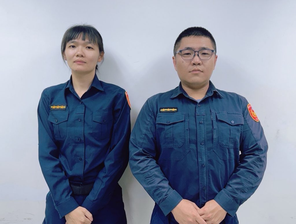 警員蔡典旺、張嘉珈細心勸說成功阻詐。（記者林金聖翻攝）