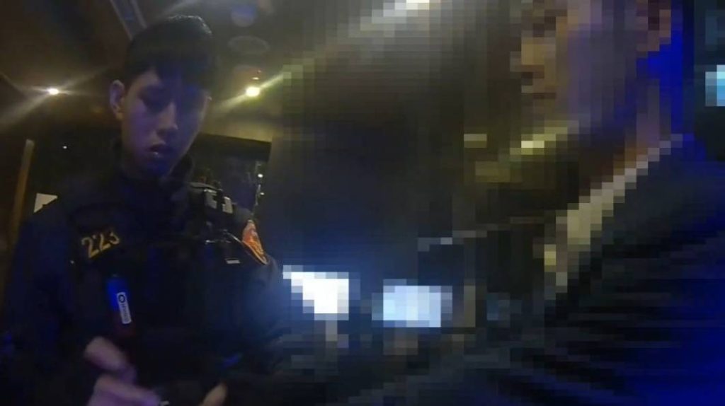 吳男現場遭警上銬逮捕。（記者林金聖翻攝）