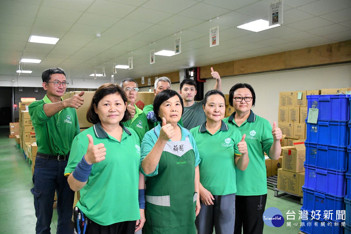 薌園生技企業第二代黃禹嘉廠務經理(後排右1) 運用勞動部職務再設計增添輔具，大幅減輕中高齡員工的體力負荷。