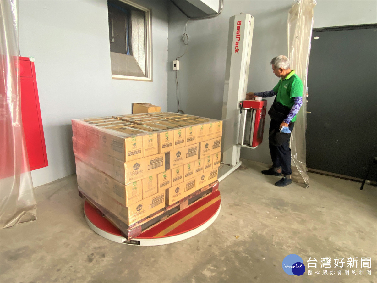 薌園生技透過勞動部職務再設計,引進半自動包膜裹包機,有效解決包膜不均的問題。