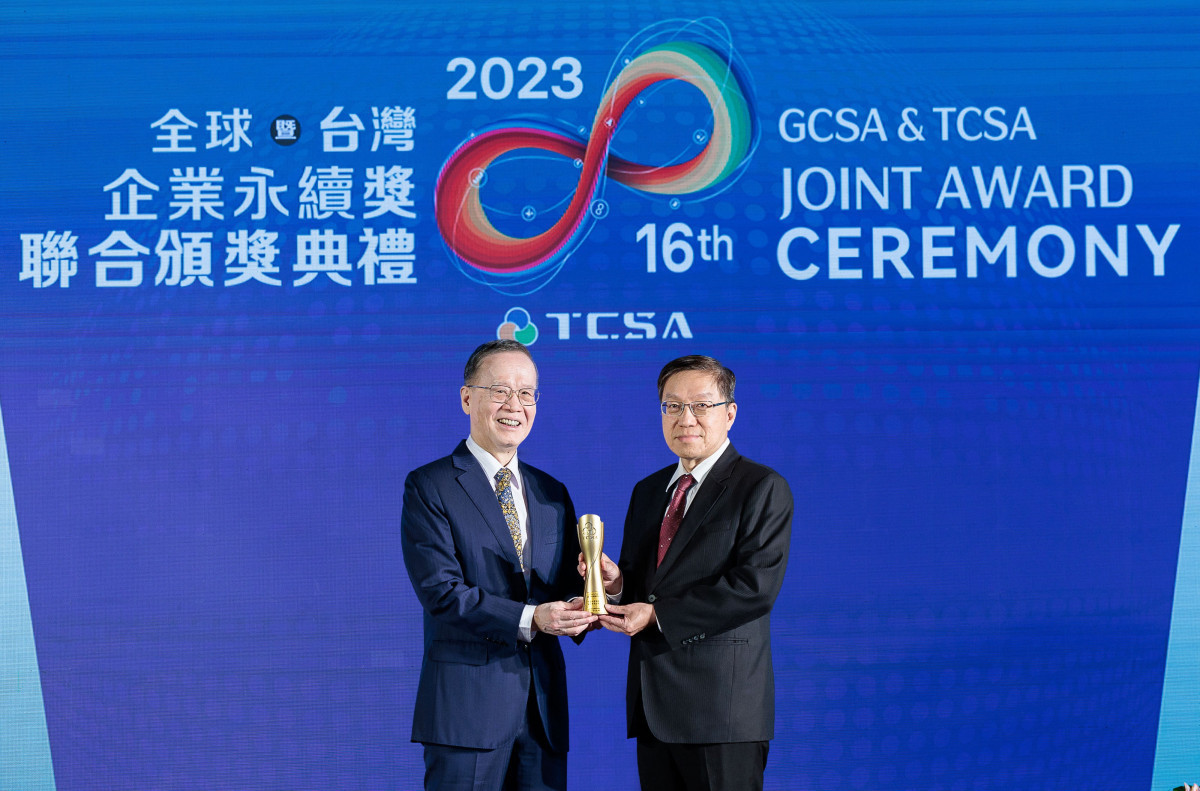 中國人壽榮獲「TCSA台灣企業永續獎」六項大獎肯定，由蘇錦隆執行副總(右)代表出席，從簡又新大使手中接獲獎座。