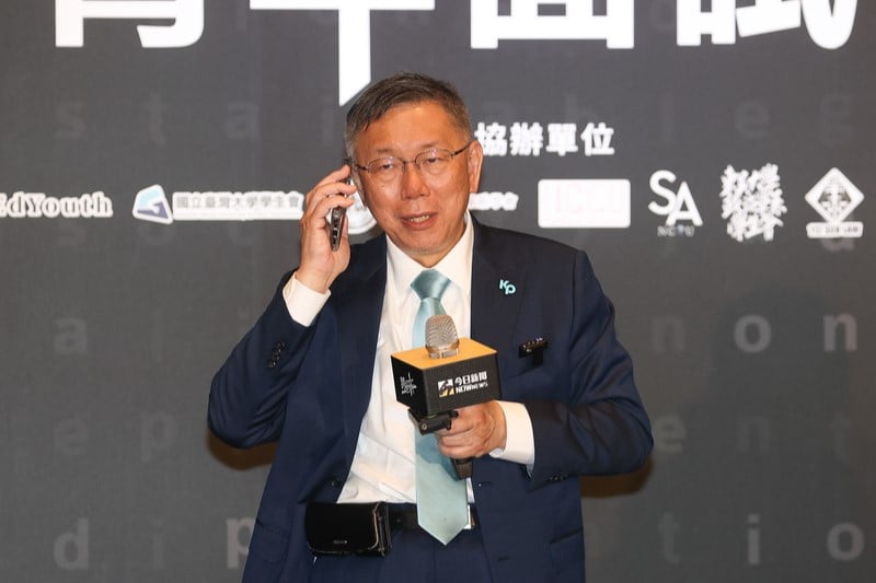 柯文哲15日出席總統大選青年面試官活動,手機突然響起,於是就在台上接起電話。中央社