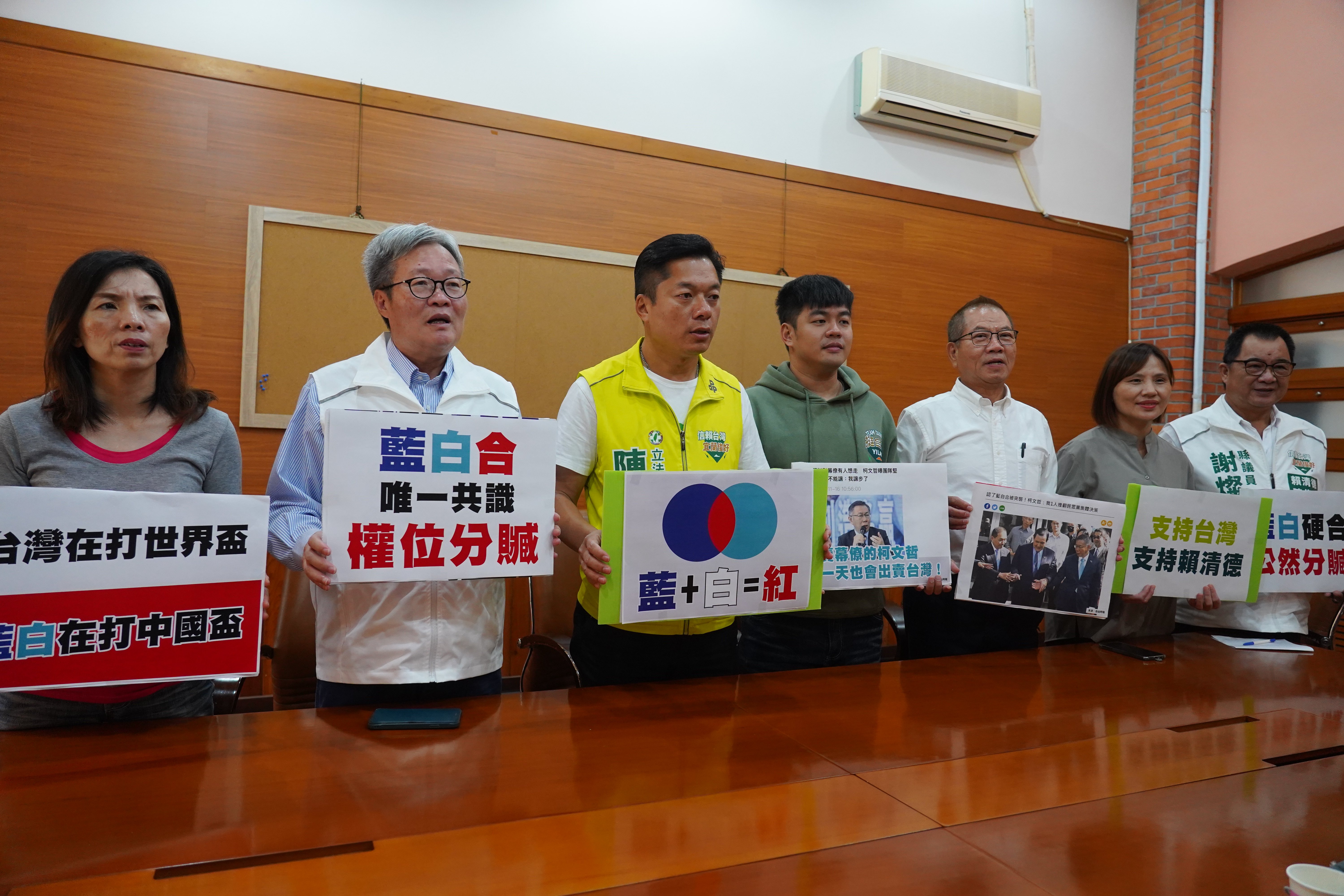 藍白合成定局,民進黨宜蘭立委參選人陳俊宇及競總副主委陳金德等人召開記者會痛批是政治分贓。林泊志攝