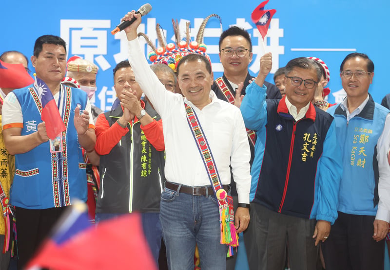 國民黨總統參選人侯友宜(舉手者)今發表原民政策。中央社