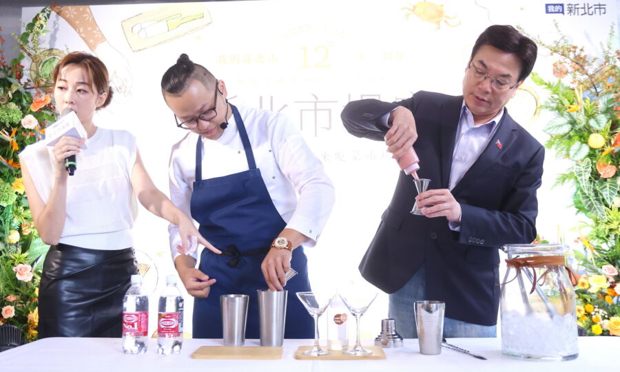 圖/新北市副市長劉和然、主廚漢克及藝人夏語心(由右至左),一起與粉絲DIY紅心芭樂氣泡飲。(圖/新北市政府新聞局提供)