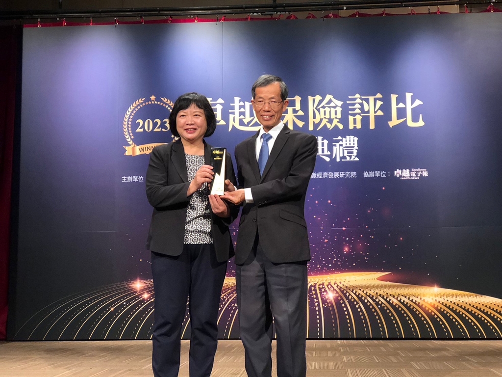 中華郵政參與2023 卓越保險評比，榮獲壽險類「卓越 ESG 永續金融獎」殊榮肯定，由壽險處長簡詠涵（左）代表出席，接受金管會主任秘書蔡福隆（右）頒獎。（圖：中華郵政公司）