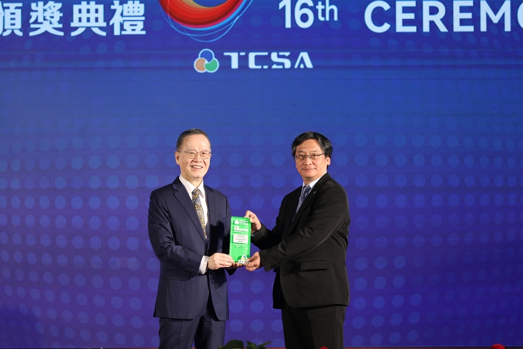 2023年第十六屆TCSA台灣企業永續獎」，由副總經理李俊德代表受獎。（圖：桃園機場公司）