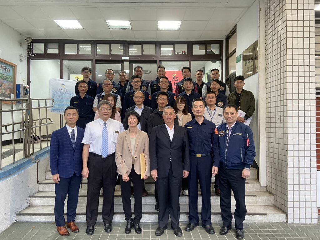 臺灣新北地方檢察署檢察長余麗貞、主任檢察官陳旭華、主任檢察官曾開源等,今(16)日共同前往樹林警分局聽取樹林分局針對查賄制暴工作簡報