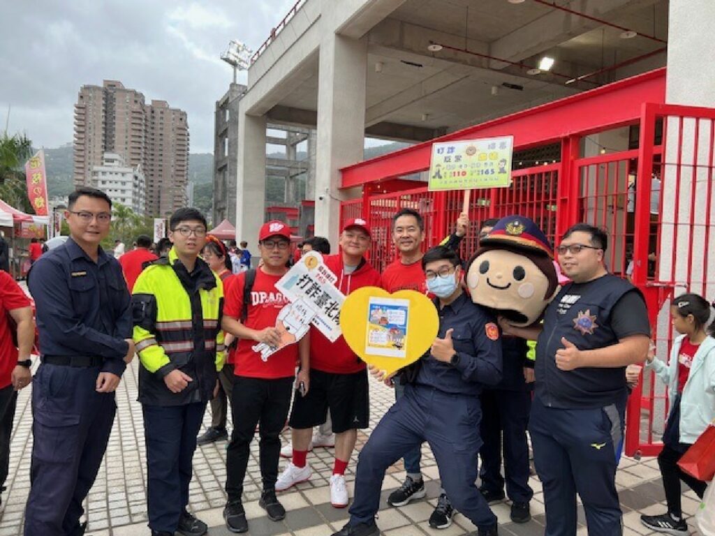 士林分局與天母味全龍職業棒球隊共同辦理「犯罪預防暨交通安全宣導」活動