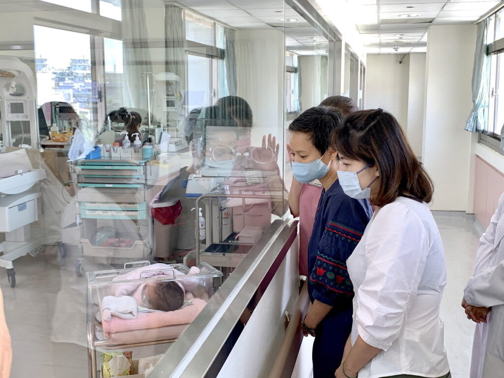 透過院方人員的帶領與解說,了解院內新生兒照護情況。(圖/麗嬰房提供)