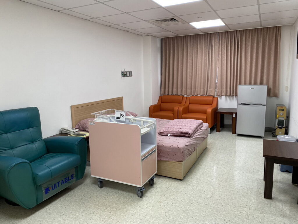 臺北市立聯合醫院和平婦幼院區提供出院準備服務室模擬居家環境,協助即將返家的父母熟悉照護孩子。(圖/臺北市立聯合醫院和平婦幼院區提供)