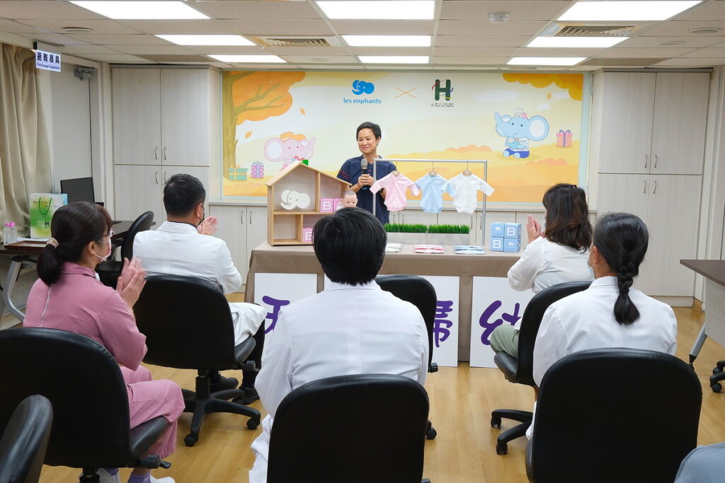 麗嬰房守護早產家庭不遺餘力,圖左至右依序為早產兒爸爸王建成、早產兒小王子、寶寶教母伍竹彥及早產兒媽媽王子娘。(圖/麗嬰房提供)