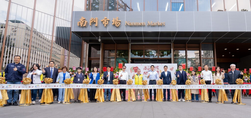 蔣萬安市長與王銓國會長與現場長官貴賓一同剪綵,見證南門市場的重要時刻