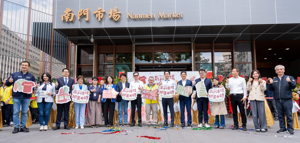 蔣萬安市長與王銓國會長與現場長官貴賓一同剪綵,見證南門市場的重要時刻