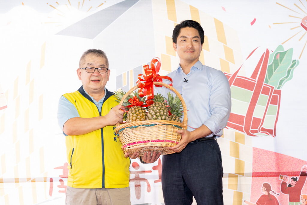 市長回贈一籃新鮮鳳梨水果籃,祝福所有攤商生意興隆旺旺來
