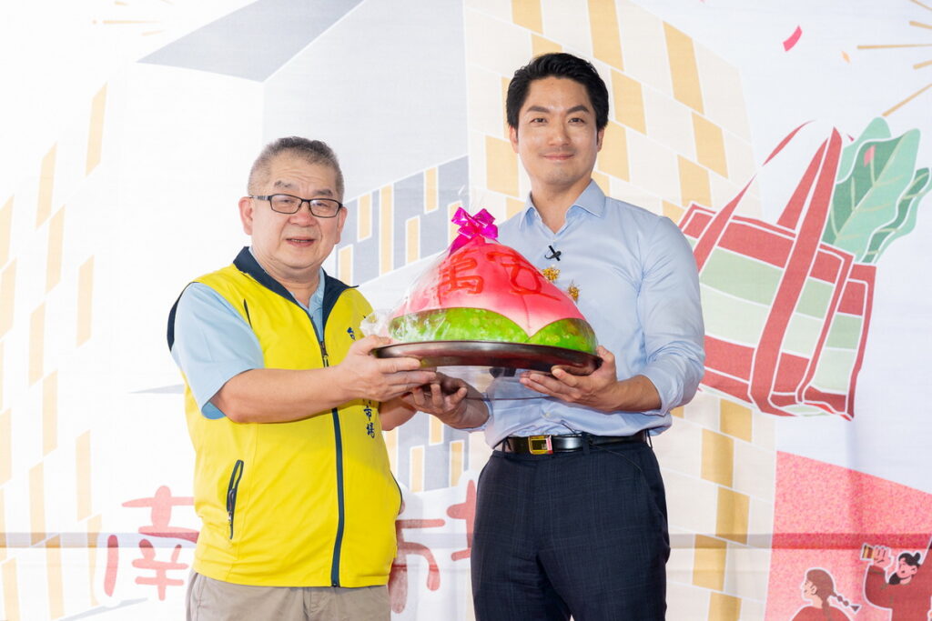 南門市場自治會王銓國會長,贈送蔣市長一顆寓意市政平安的「萬安」字樣壽桃