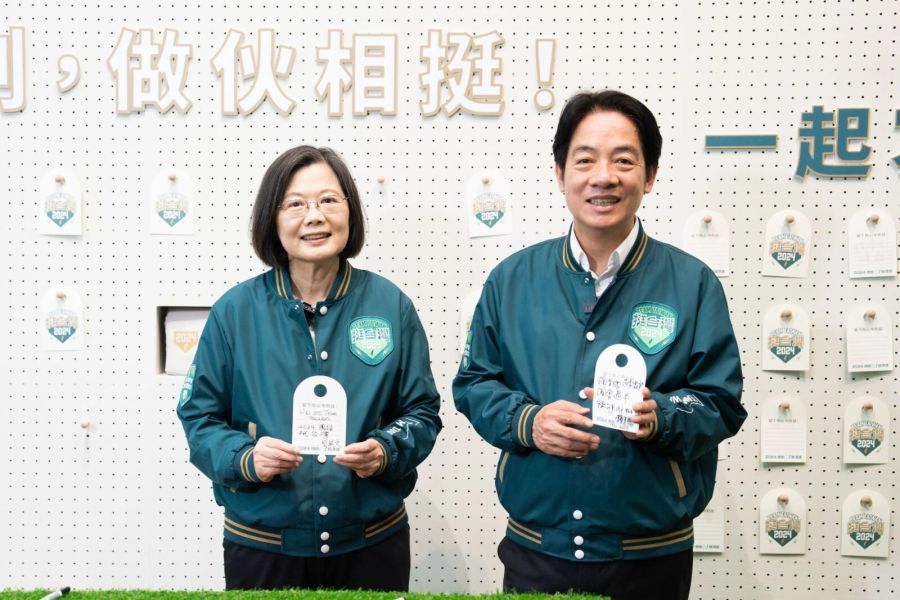 千張民眾手寫應援卡佈滿競總！賴清德感動：加倍努力贏得勝利 211