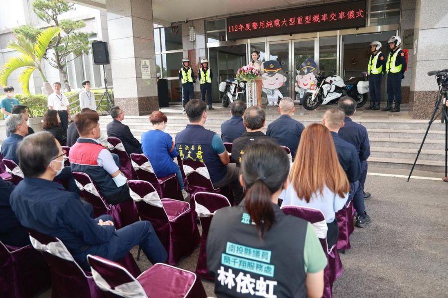 在地企業捐贈2部純電警用大型重機 許淑華縣長贈感謝狀