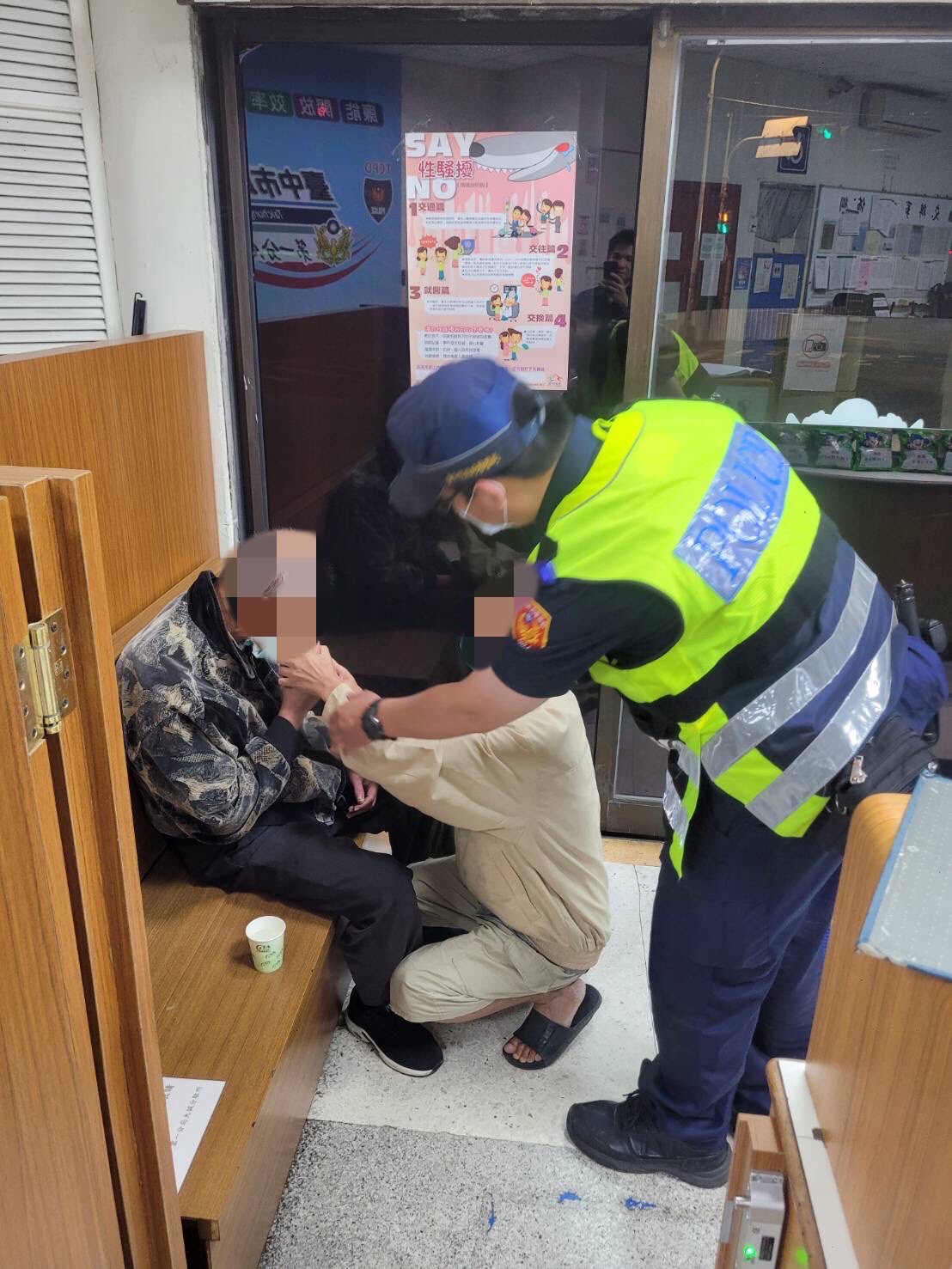 兄弟二人在派出所內順利團聚，弟弟深怕兄長著涼受寒，請所內員警倒一杯熱開水供劉翁飲用暖暖身子。（圖/記者江雁武翻攝）
