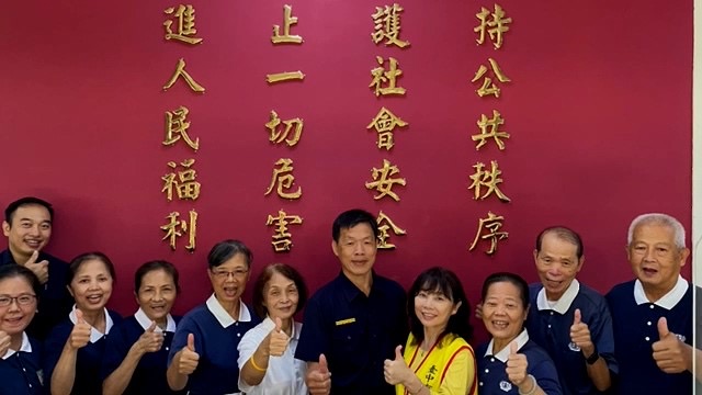 慈濟中區慈警會與大誠分駐所員警在警所留影。（圖/記者江雁武翻攝）