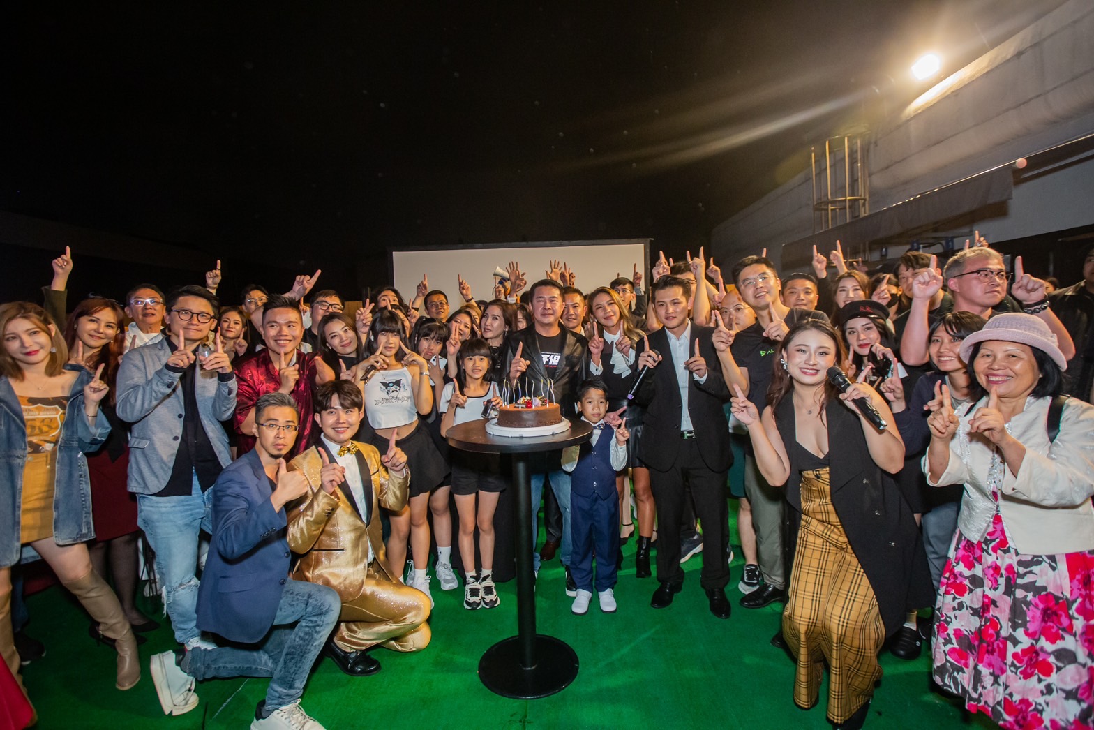 KING哥帶領亞洲群星會於茹曦酒店16樓Chinatown Sky Bar,連袂30家合作夥伴在這天為公益活動貢獻一份心力。(圖/鷹傳媒提供)