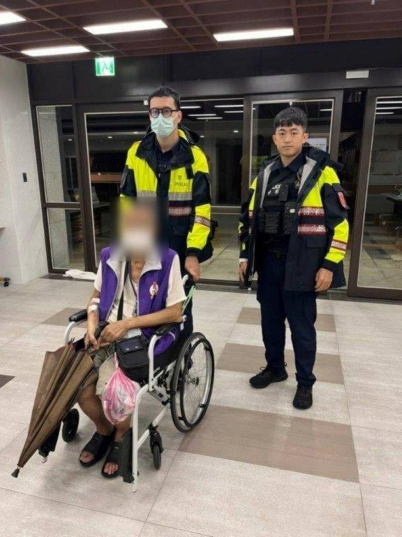 玉成派出所暖警黃啟安(右)、康家銘(左)。(記者薛秀蓮翻攝)