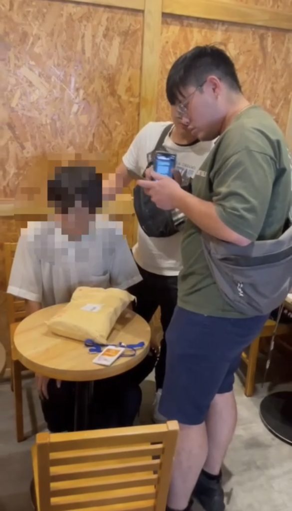 警方逮捕取款車手。(記者宋紹誠翻攝)