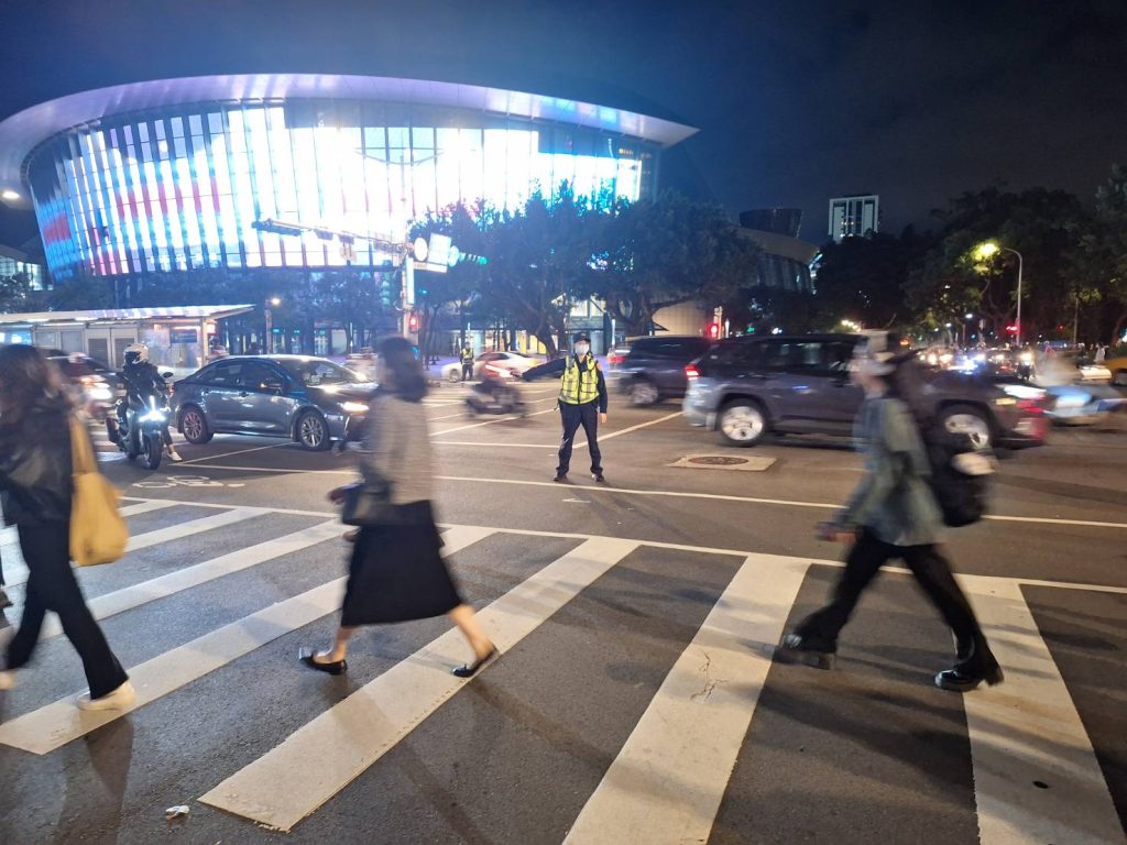 松山分局規劃警力勤務維持交通順暢。（記者林金聖翻攝）