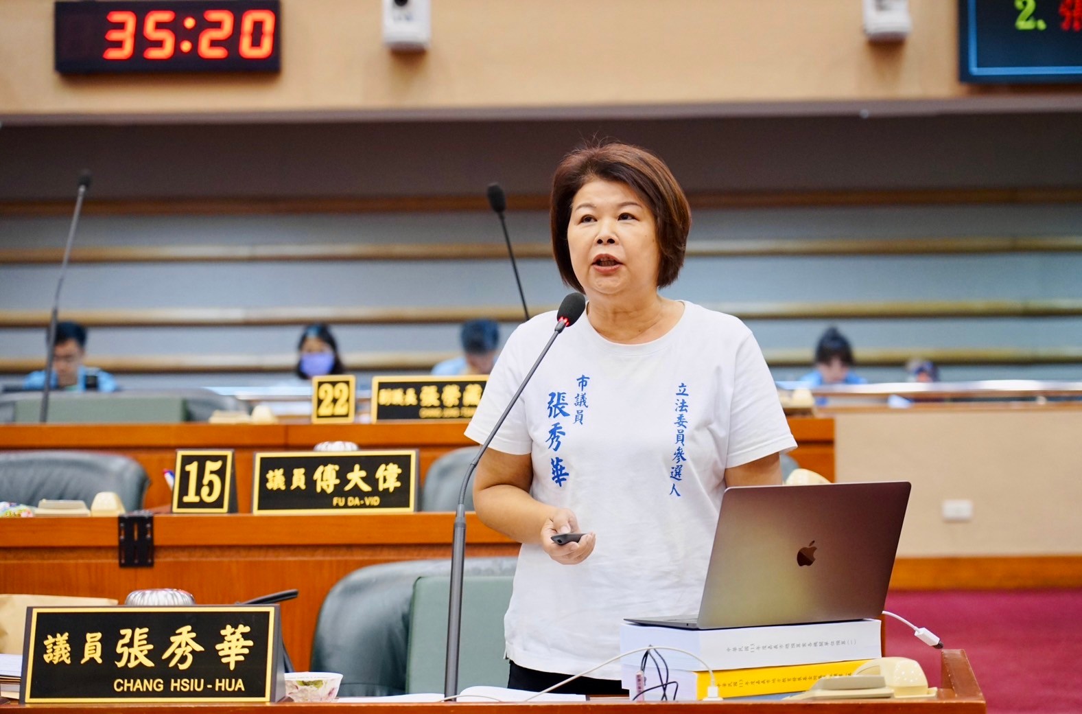 市議員張秀華將立委選戰引進議會質詢台。(張秀華提供)