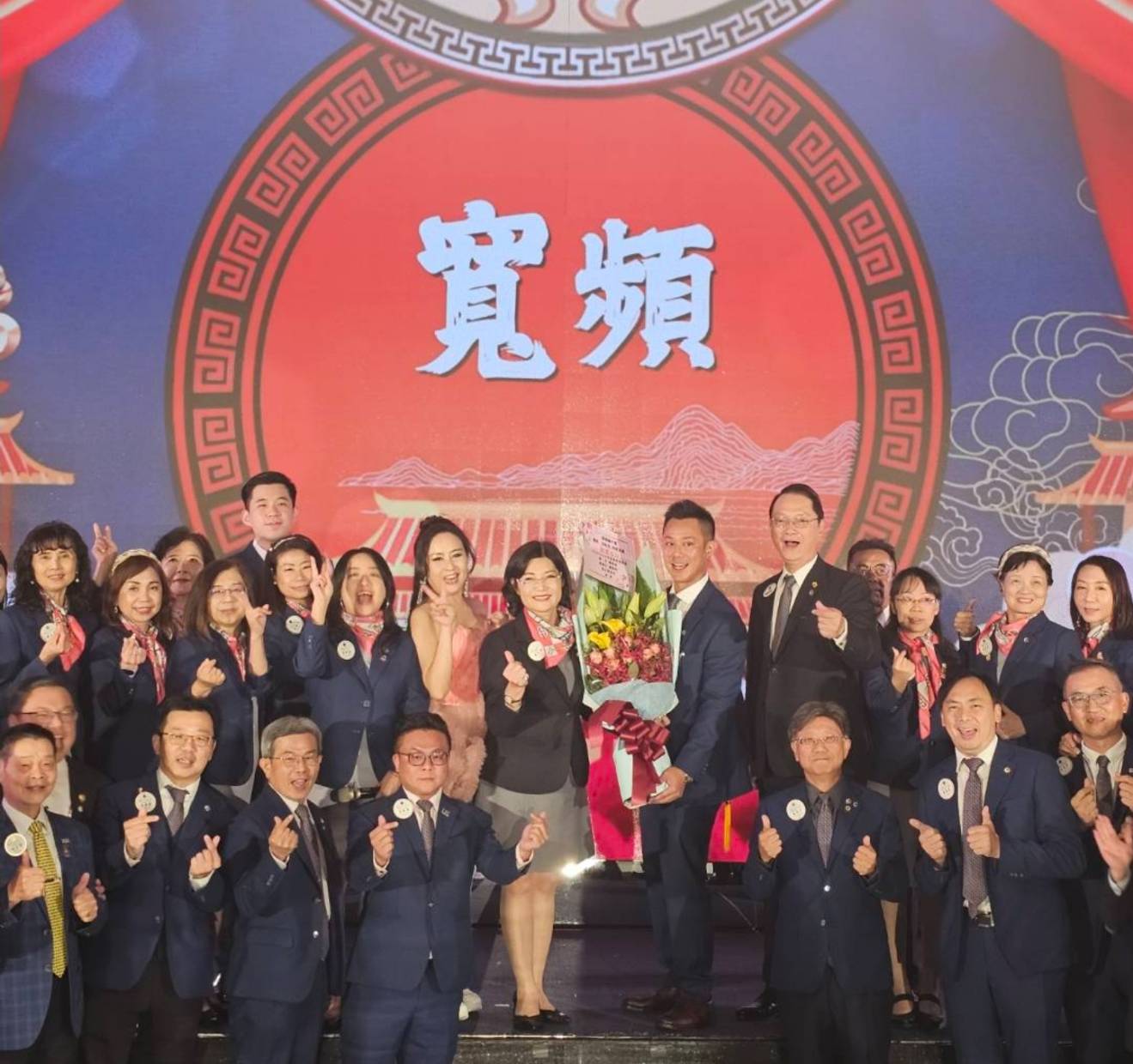 第三屆會長游凱翔(中右)與23-24年度獅友合影。(記者 趙靜姸翻攝)