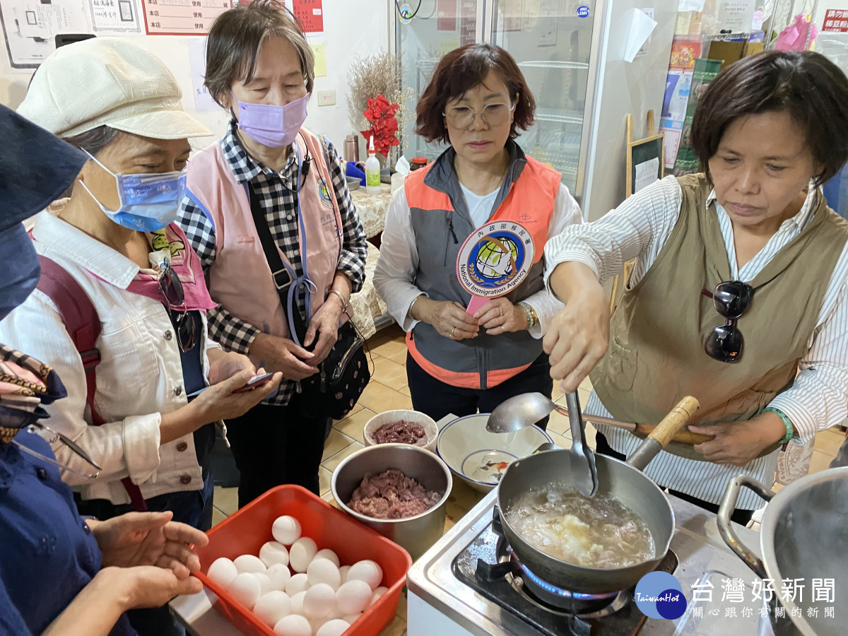 丁庭仙女士帶領學員走訪忠貞市場採買異國食材<br /><br />