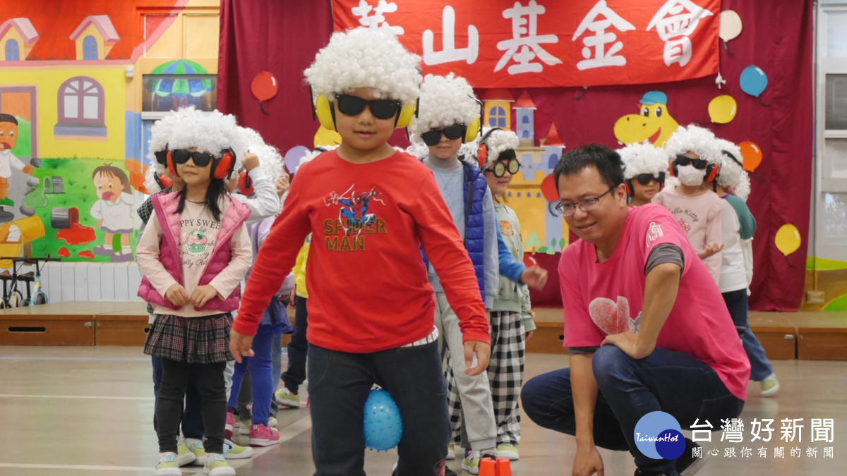 幼兒老化模擬體驗 眼茫步緩讓學童更懂老