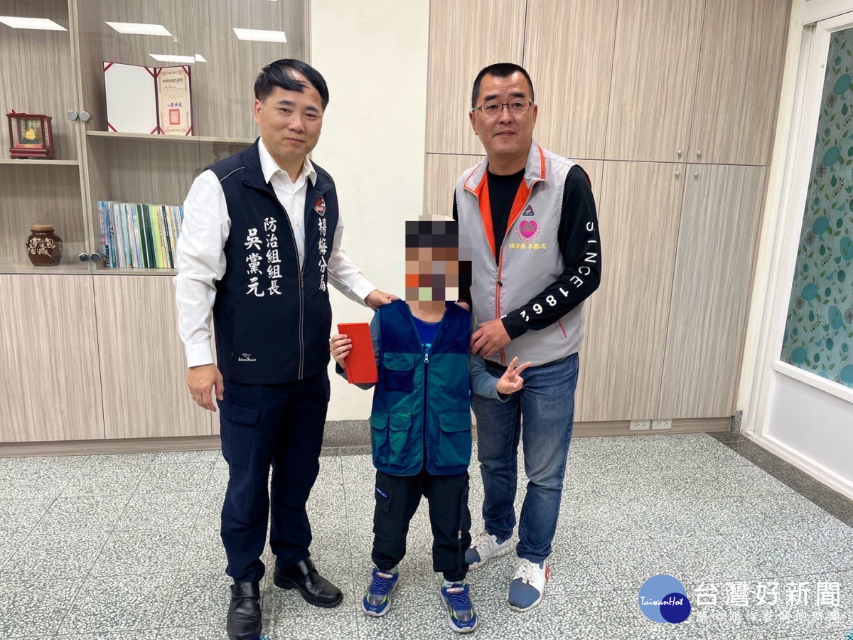 楊梅警偕桃市希望種籽行善協會,「關懷弱勢學童送愛心鞋」。