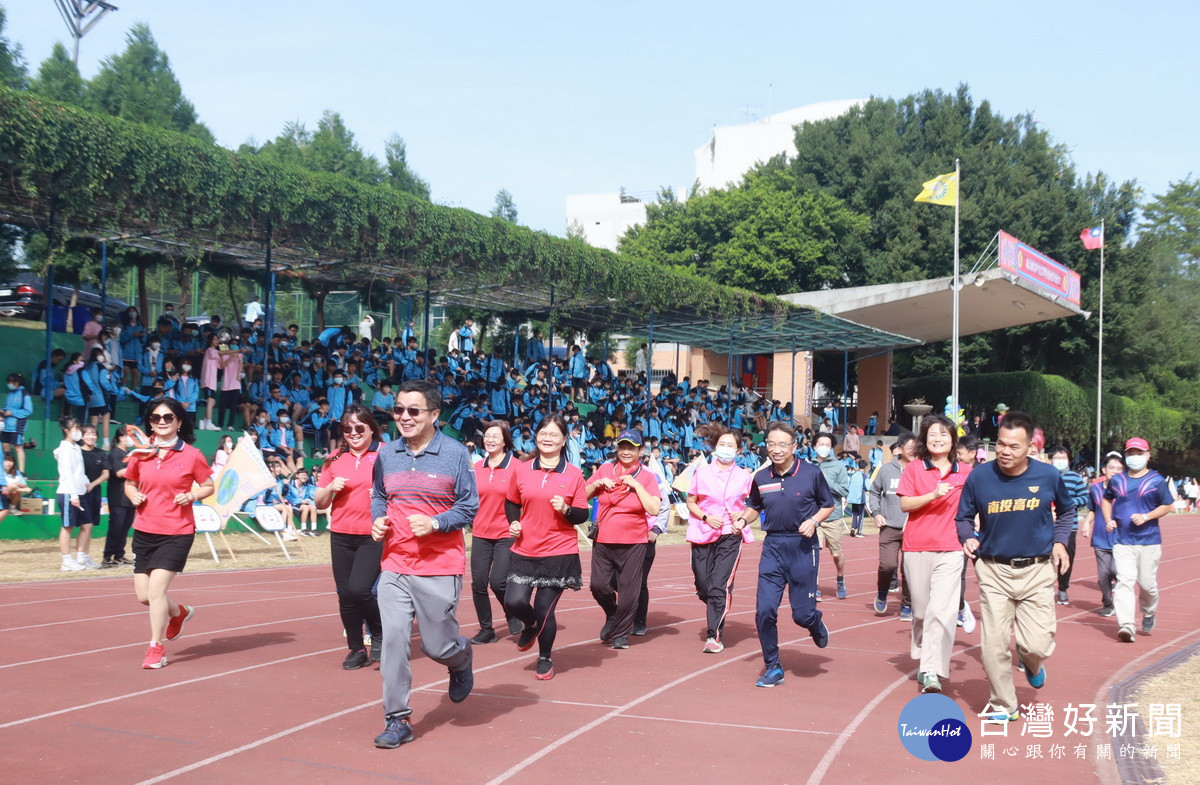 投高校長傅國樑領頭進行400公尺賽。（記者扶小萍攝）