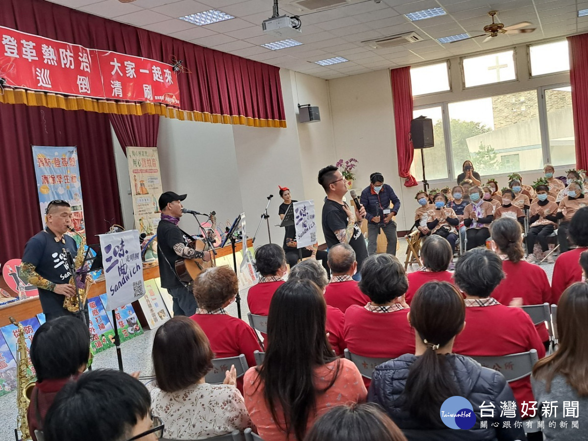 衛生局透過流行歌曲說唱方式,向民眾宣導登革熱防治/林詩涵翻攝