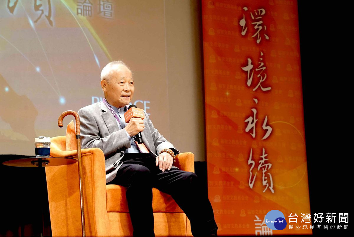 統一企業集團前總裁林蒼生以「心靈覺醒引領人類未來幸福」為題,暢談如何讓複雜的心回歸本心。(福智文教基金會提供)