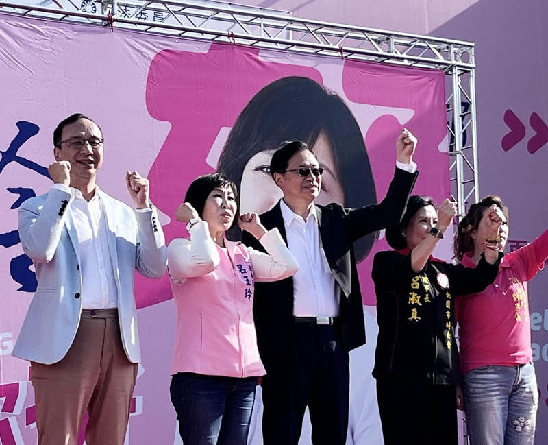國民黨主席朱立倫(左1)、桃園市長張善政(左3)17日出席立委參選人呂玉玲(左2)婦女後援會成立大會。 中央社