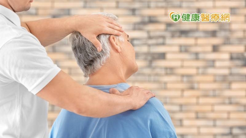 7旬翁重摔傷頭頸險癱瘓 「精準醫療」助恢復原有行動力