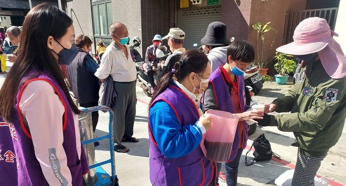 迎周末首波寒流 人安高雄站準備薑湯 為街友禦寒暖冬