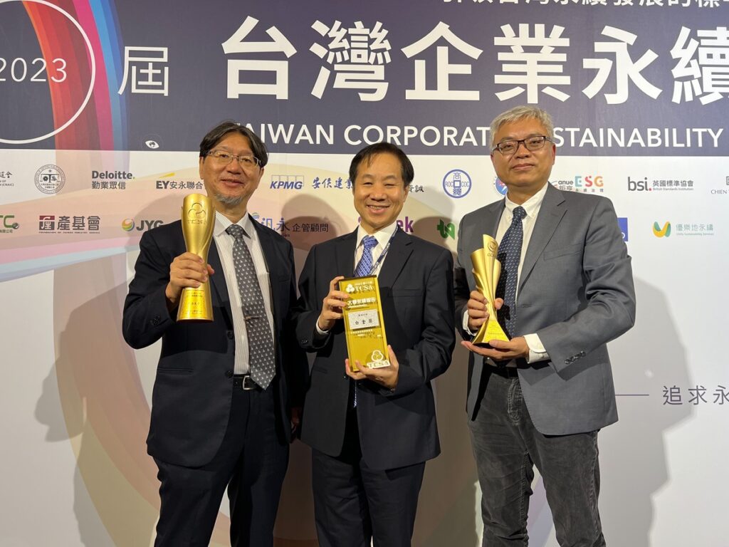 東海大學校長張國恩(中)、東海副校長張嘉修(左)、永續發展辦公室主任陳鶴文(右)（東海大學提供）