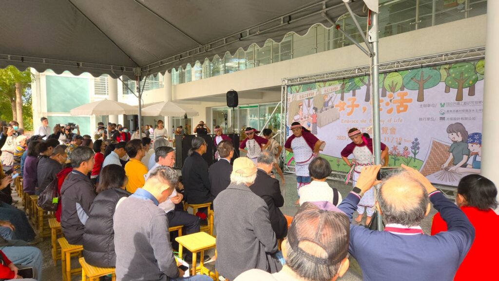 花蓮縣原住民新部落發展協會團隊,展現飛耀山林歡聚太魯閣之表演,為「好,生活—社區工藝博覽會」揭開序幕。(陳惠玲攝影)