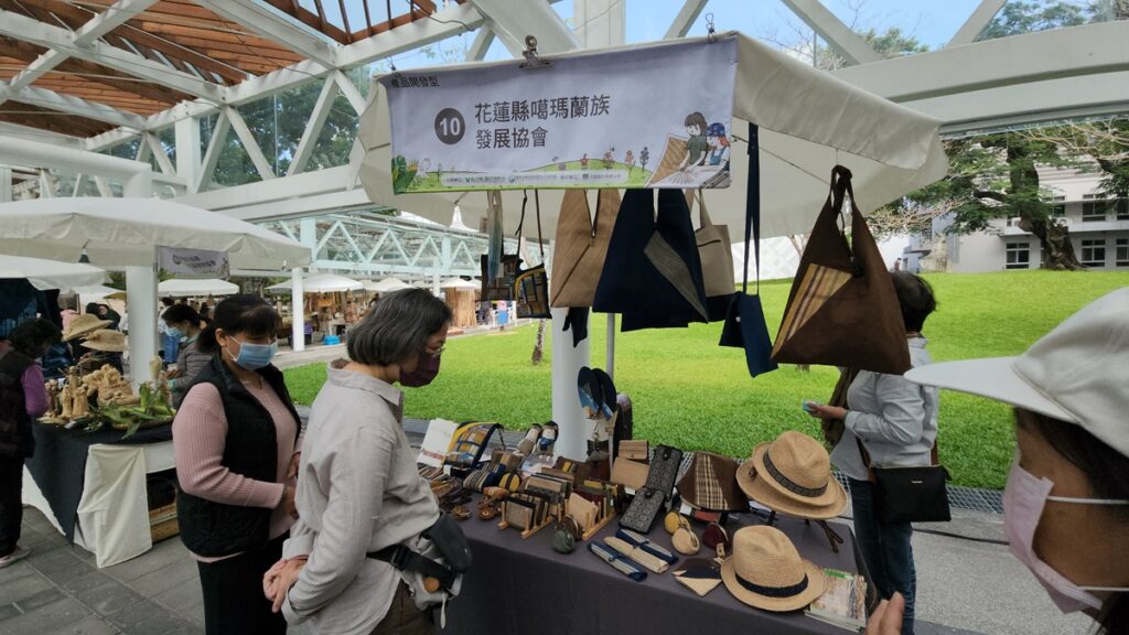 即日起至19日在工藝中心舉行「社區工藝博覽會」活動,邀請各材質社區工藝師進行示範表演、工藝手作體驗、消費滿額送、捐贈發票獲得工藝體驗卷等活動。(陳惠玲攝影)