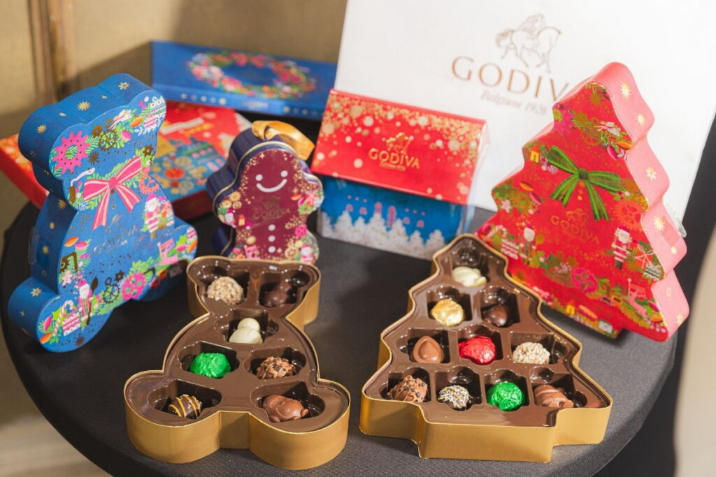 比利時皇室御用巧克力品牌 GODIVA,推出3款聖誕限定松露巧克力與2款片裝巧克力,呼應聖誕節慶的經典元素,限定口味包含胡桃餡餅、南瓜派、百香果椰子及熟可可粒和杏仁片,帶來入口的極致奢華風味。