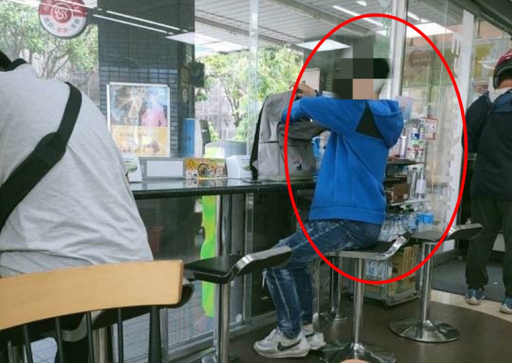 ▲圖說:員警於約定面交地點埋伏,等到顏姓車手現身銀行取款 (圖/台中市政府提供)