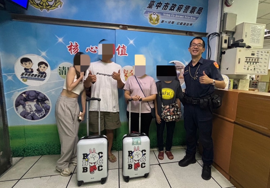 ▲圖說：兩位使用LINE 兔兔行李箱的失主與員警合照留影 （圖／台中市政府提供）