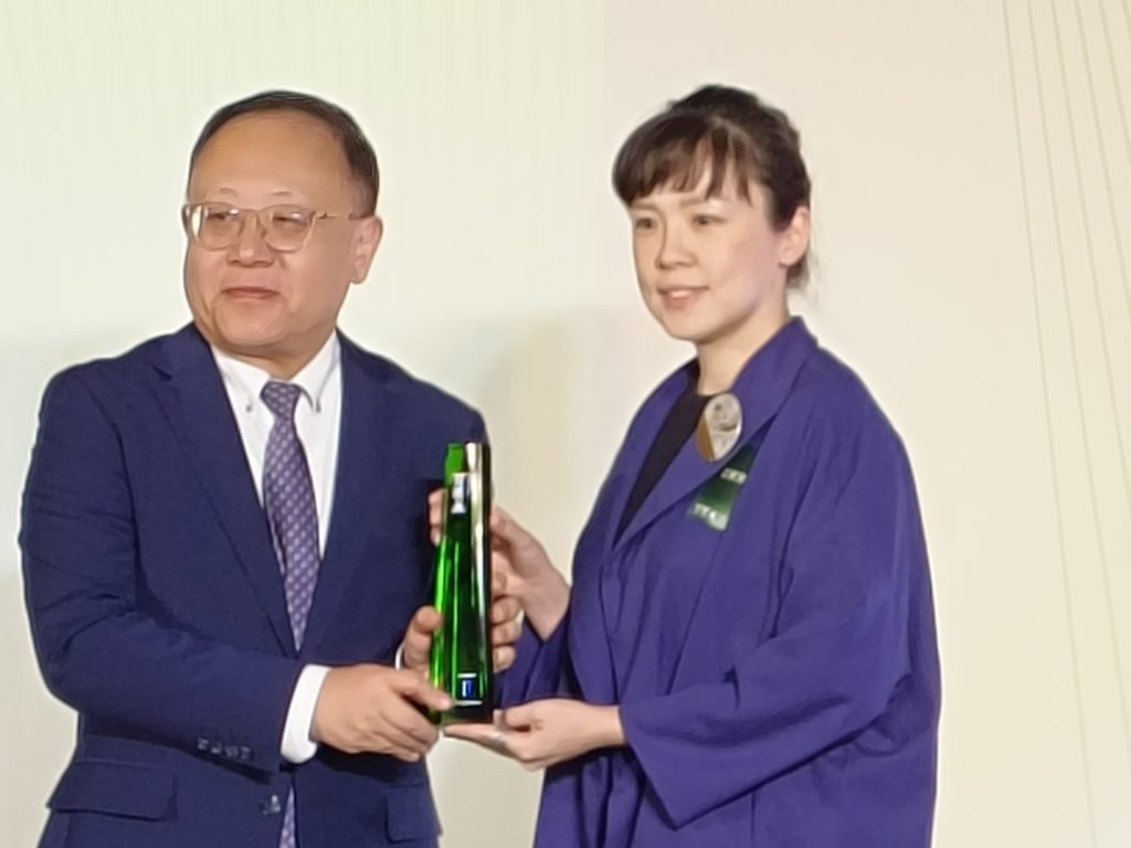 文化部部長史哲頒發首獎藝術創作者。(攝影/蔡昀臻拍攝)。