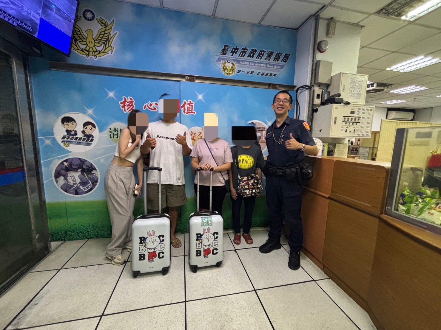 雙方在公益所充滿歡笑的氛圍中，與員警一同合照留下珍貴的瞬間。（圖/記者江雁武翻攝）
