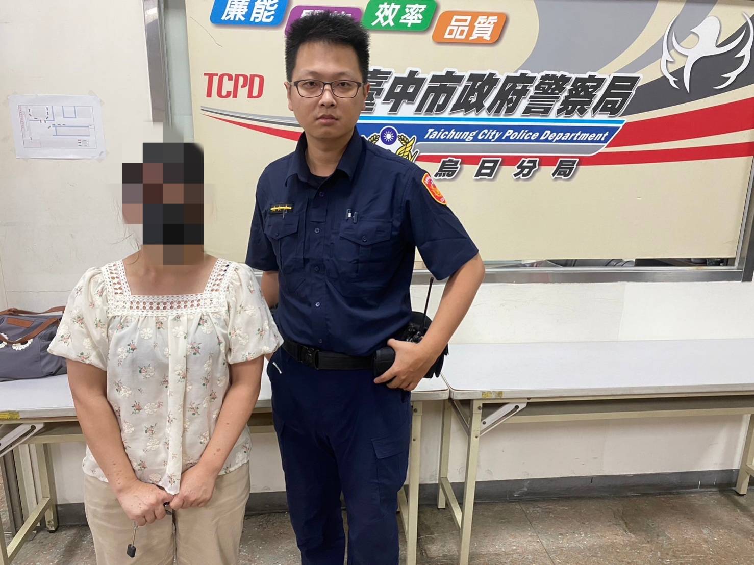 烏日分局烏日派出所警員葉峻賓與周婦警局合影。(圖/記者江雁武翻攝)