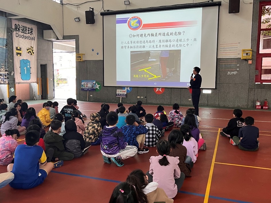 說明大型車輛內輪差。（記者薛秀蓮翻攝)
